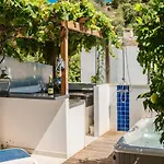 Дом отдыха House With Jacuzzi And Sauna *