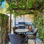 House With Jacuzzi And Sauna Дом отдыха