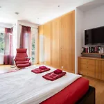 House With Jacuzzi And Sauna