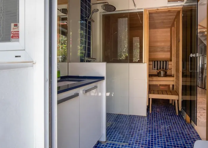 House With Jacuzzi And Sauna